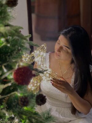 Meera Jasmine Instagram - Christmas has a quiet way of reminding us that hope doesn’t disappear… it waits in small moments… in unexpected kindness… in finding warmth even on the coldest of nights…Here I am…choosing light… choosing hope… choosing to believe again 🤍✨

#Christmas #OnwardsAndUpwards 

[ Christmas, NewBeginnings, Magic, Miracles ]