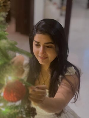 Meera Jasmine Instagram - Christmas has a quiet way of reminding us that hope doesn’t disappear… it waits in small moments… in unexpected kindness… in finding warmth even on the coldest of nights…Here I am…choosing light… choosing hope… choosing to believe again 🤍✨

#Christmas #OnwardsAndUpwards 

[ Christmas, NewBeginnings, Magic, Miracles ]