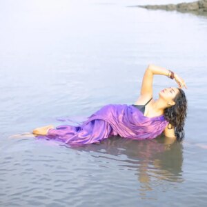 Meera Joshi Instagram - ....
Saree: @lavanyasari_by_vinita
...
Shot by: @weddingsbyneil 
...
#saree #sari #sareelove #sea #meerajoshi