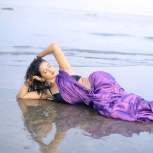 Meera Joshi Instagram - ....
Saree: @lavanyasari_by_vinita
...
Shot by: @weddingsbyneil 
...
#saree #sari #sareelove #sea #meerajoshi