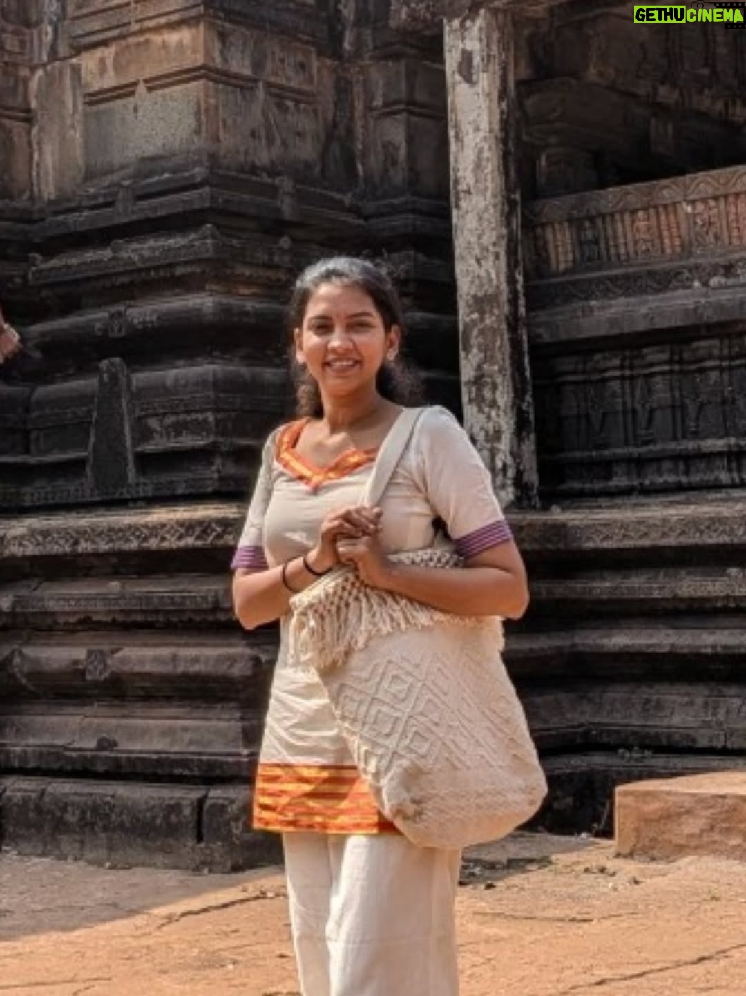Meera Joshi - 3.8K Likes - Sanghmeshwar....
...
#sangmeshwar #kokan #meerajoshi #sangam #shivmandir