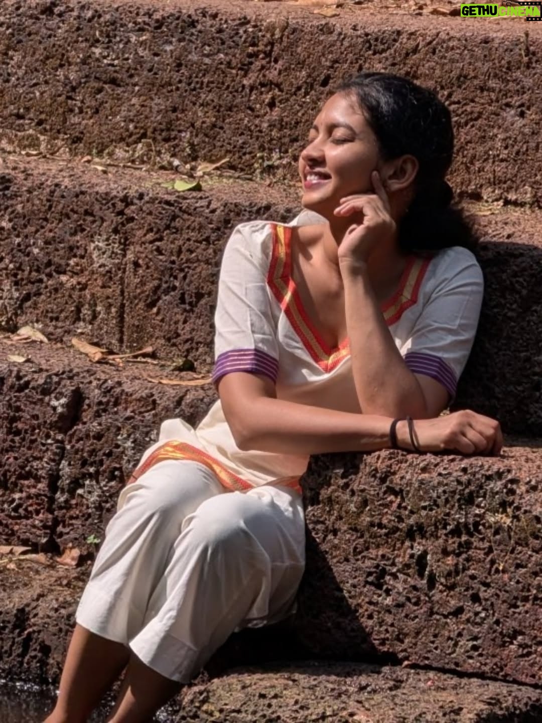 Meera Joshi - 3.8K Likes - Sanghmeshwar....
...
#sangmeshwar #kokan #meerajoshi #sangam #shivmandir