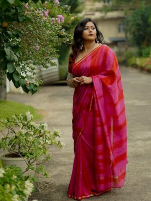 Megha Thomas Instagram - I said “let’s just try something”…
They said let’s accidentally make it iconic. 🤭🔥
Blessed with a glam squad disguised as friends.

Costume – @itssujithsudhakaran (mastermind → you made the whole look happen, and @conlang.clothing draped it like a dream)
MUA – @drapelikeathira (I could run around in a saree and still look pretty — all thanks to you)
Camera – @sahal_hameed (you capture magic even when we’re just having fun)

#kalamkaval #promotions