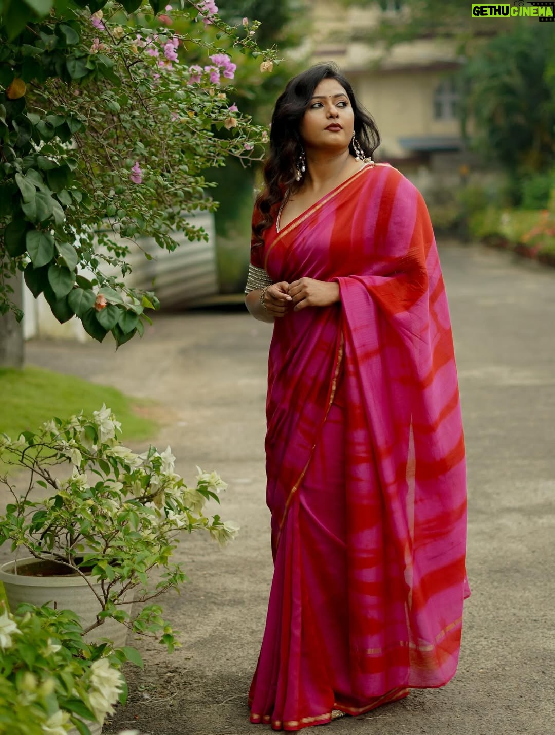 Megha Thomas - 8.5K Likes - I said “let’s just try something”…
They said let’s accidentally make it iconic. 🤭🔥
Blessed with a glam squad disguised as friends.

Costume – @itssujithsudhakaran (mastermind → you made the whole look happen, and @conlang.clothing draped it like a dream)
MUA – @drapelikeathira (I could run around in a saree and still look pretty — all thanks to you)
Camera – @sahal_hameed (you capture magic even when we’re just having fun)

#kalamkaval #promotions