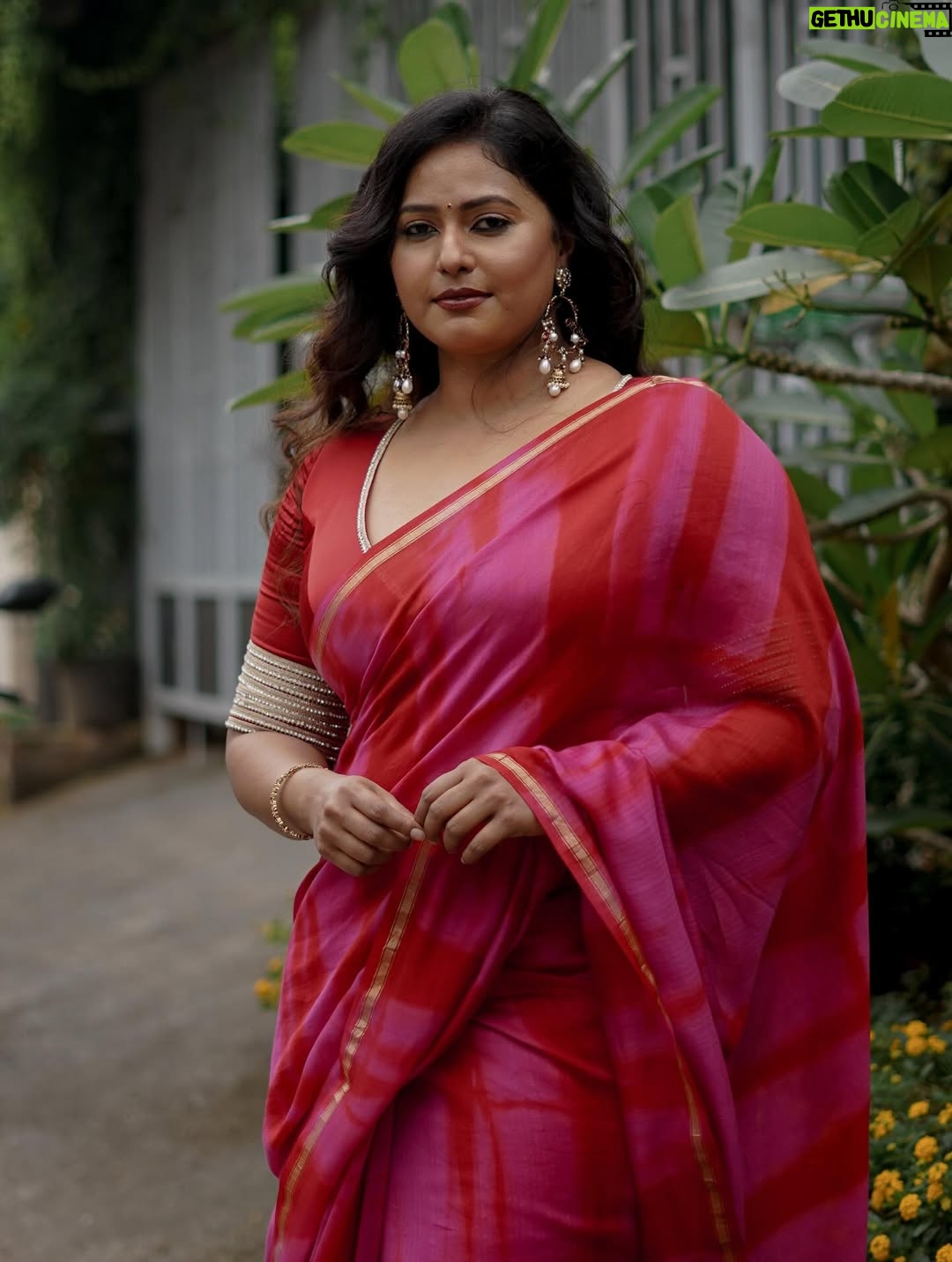 Megha Thomas - 8.5K Likes - I said “let’s just try something”…
They said let’s accidentally make it iconic. 🤭🔥
Blessed with a glam squad disguised as friends.

Costume – @itssujithsudhakaran (mastermind → you made the whole look happen, and @conlang.clothing draped it like a dream)
MUA – @drapelikeathira (I could run around in a saree and still look pretty — all thanks to you)
Camera – @sahal_hameed (you capture magic even when we’re just having fun)

#kalamkaval #promotions