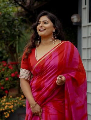 Megha Thomas Instagram - I said “let’s just try something”…
They said let’s accidentally make it iconic. 🤭🔥
Blessed with a glam squad disguised as friends.

Costume – @itssujithsudhakaran (mastermind → you made the whole look happen, and @conlang.clothing draped it like a dream)
MUA – @drapelikeathira (I could run around in a saree and still look pretty — all thanks to you)
Camera – @sahal_hameed (you capture magic even when we’re just having fun)

#kalamkaval #promotions
