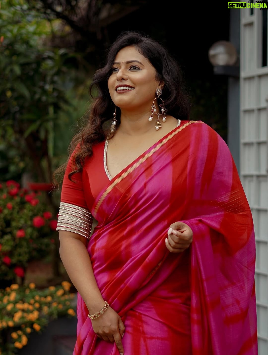 Megha Thomas - 8.5K Likes - I said “let’s just try something”…
They said let’s accidentally make it iconic. 🤭🔥
Blessed with a glam squad disguised as friends.

Costume – @itssujithsudhakaran (mastermind → you made the whole look happen, and @conlang.clothing draped it like a dream)
MUA – @drapelikeathira (I could run around in a saree and still look pretty — all thanks to you)
Camera – @sahal_hameed (you capture magic even when we’re just having fun)

#kalamkaval #promotions