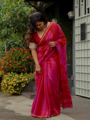Megha Thomas Instagram - I said “let’s just try something”…
They said let’s accidentally make it iconic. 🤭🔥
Blessed with a glam squad disguised as friends.

Costume – @itssujithsudhakaran (mastermind → you made the whole look happen, and @conlang.clothing draped it like a dream)
MUA – @drapelikeathira (I could run around in a saree and still look pretty — all thanks to you)
Camera – @sahal_hameed (you capture magic even when we’re just having fun)

#kalamkaval #promotions