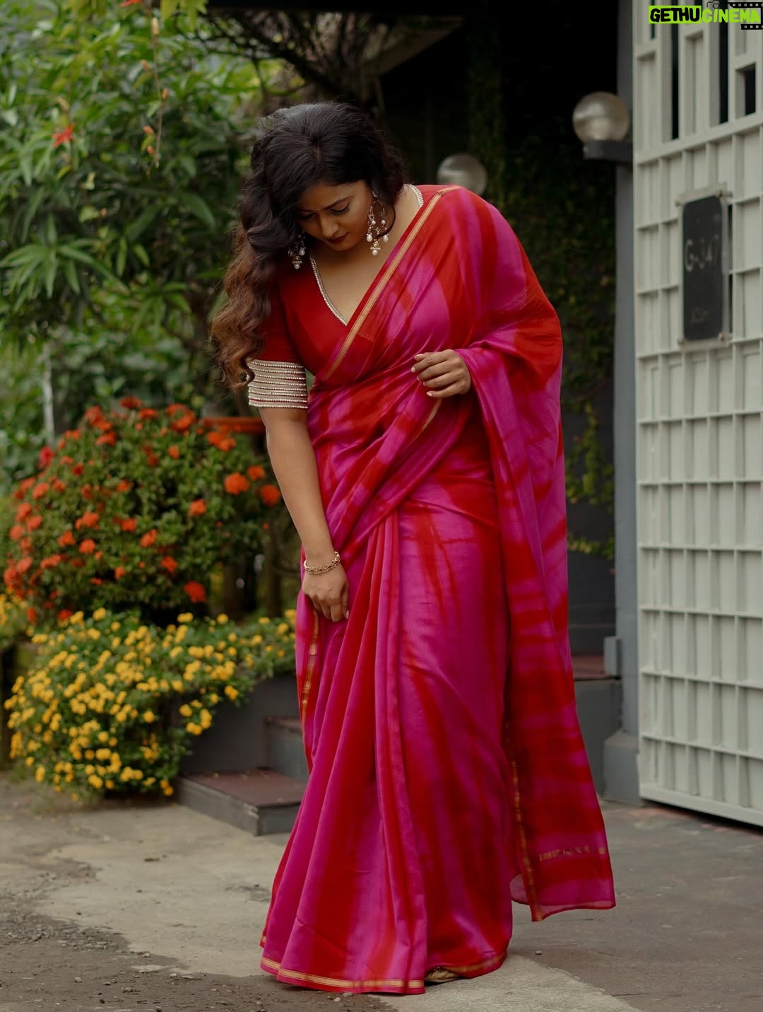 Megha Thomas - 8.5K Likes - I said “let’s just try something”…
They said let’s accidentally make it iconic. 🤭🔥
Blessed with a glam squad disguised as friends.

Costume – @itssujithsudhakaran (mastermind → you made the whole look happen, and @conlang.clothing draped it like a dream)
MUA – @drapelikeathira (I could run around in a saree and still look pretty — all thanks to you)
Camera – @sahal_hameed (you capture magic even when we’re just having fun)

#kalamkaval #promotions
