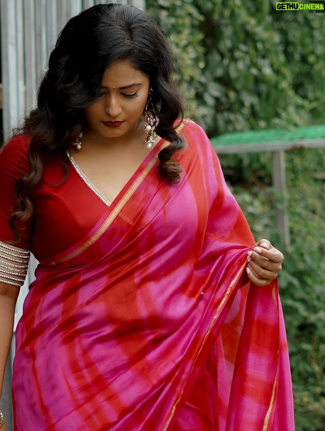 Megha Thomas - 8.5K Likes - I said “let’s just try something”…
They said let’s accidentally make it iconic. 🤭🔥
Blessed with a glam squad disguised as friends.

Costume – @itssujithsudhakaran (mastermind → you made the whole look happen, and @conlang.clothing draped it like a dream)
MUA – @drapelikeathira (I could run around in a saree and still look pretty — all thanks to you)
Camera – @sahal_hameed (you capture magic even when we’re just having fun)

#kalamkaval #promotions