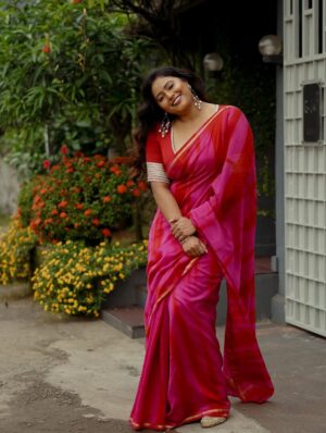 Megha Thomas Instagram - I said “let’s just try something”…
They said let’s accidentally make it iconic. 🤭🔥
Blessed with a glam squad disguised as friends.

Costume – @itssujithsudhakaran (mastermind → you made the whole look happen, and @conlang.clothing draped it like a dream)
MUA – @drapelikeathira (I could run around in a saree and still look pretty — all thanks to you)
Camera – @sahal_hameed (you capture magic even when we’re just having fun)

#kalamkaval #promotions
