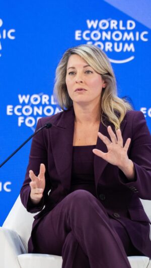 Mélanie Joly Instagram - Le Canada, comme le reste du monde, évolue dans une économie mondiale plus volatile, mais notre force réside dans notre capacité à nous adapter rapidement et à moderniser les industries traditionnelles tout en accélérant la croissance dans des secteurs comme la défense, l’énergie, les minéraux critiques et l’intelligence artificielle.
Aujourd’hui, j’ai eu l’honneur de participer au panel du Forum économique mondial sur les sources de la nouvelle croissance. En saisissant de nouveaux partenariats et occasions à l’échelle mondiale, notre gouvernement attire des investissements grâce à des projets majeurs, stimule la productivité et favorise une prospérité économique durable pour l’ensemble de la population canadienne.
—
Canada, and the world, is navigating a more volatile global economy, but our strength lies in adapting quickly and modernizing traditional industries while accelerating growth in sectors like defence, energy, critical minerals and AI.
Today, I was honoured to have joined the WEF panel on where new growth will come from. By embracing new global partnerships and opportunities, our government is attracting investment through major projects, boosting productivity and driving longterm economic prosperity for all Canadians.