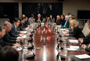 Mélanie Joly Instagram - Hier, j’ai rencontré la délégation coréenne dirigée par M. Hoon Sik Kang, envoyé spécial du Président pour la coopération économique stratégique et chef de cabinet du Président de la République de Corée, afin de faire progresser la coopération industrielle entre le Canada et la Corée. 

Nous avons discuté des principaux secteurs de collaboration ainsi que des moyens de renforcer le momentum en vue d’élargir notre coopération bilatérale dans les secteurs stratégiques.

—

Yesterday, I met with the Korean delegation led by the Presidential Special Envoy for Strategic Economic Cooperation and Chief of Staff to the President of the Republic of Korea, Mr. Hoon Sik Kang, to advance Canada–Korea industrial cooperation. 

We discussed key areas of collaboration and ways to build momentum for expanded bilateral cooperation in strategic sectors.