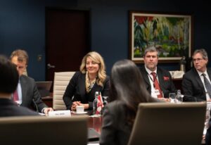 Mélanie Joly Instagram - Hier, j’ai rencontré la délégation coréenne dirigée par M. Hoon Sik Kang, envoyé spécial du Président pour la coopération économique stratégique et chef de cabinet du Président de la République de Corée, afin de faire progresser la coopération industrielle entre le Canada et la Corée. 

Nous avons discuté des principaux secteurs de collaboration ainsi que des moyens de renforcer le momentum en vue d’élargir notre coopération bilatérale dans les secteurs stratégiques.

—

Yesterday, I met with the Korean delegation led by the Presidential Special Envoy for Strategic Economic Cooperation and Chief of Staff to the President of the Republic of Korea, Mr. Hoon Sik Kang, to advance Canada–Korea industrial cooperation. 

We discussed key areas of collaboration and ways to build momentum for expanded bilateral cooperation in strategic sectors.