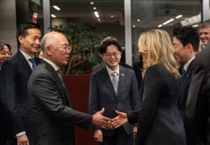 Mélanie Joly Instagram - Hier, j’ai rencontré la délégation coréenne dirigée par M. Hoon Sik Kang, envoyé spécial du Président pour la coopération économique stratégique et chef de cabinet du Président de la République de Corée, afin de faire progresser la coopération industrielle entre le Canada et la Corée. 

Nous avons discuté des principaux secteurs de collaboration ainsi que des moyens de renforcer le momentum en vue d’élargir notre coopération bilatérale dans les secteurs stratégiques.

—

Yesterday, I met with the Korean delegation led by the Presidential Special Envoy for Strategic Economic Cooperation and Chief of Staff to the President of the Republic of Korea, Mr. Hoon Sik Kang, to advance Canada–Korea industrial cooperation. 

We discussed key areas of collaboration and ways to build momentum for expanded bilateral cooperation in strategic sectors.