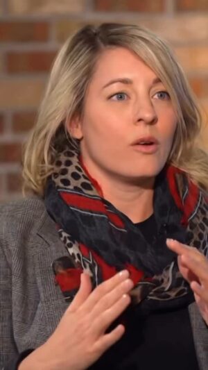 Mélanie Joly Instagram - La fierté canadienne est en hausse alors que l’on bâtit l’économie la plus forte du G7.
Extrait de mon entrevue avec @dthibeaultsrc @rc_coulisses 📺
—
Canadian pride is rising as we are building the strongest economy in the G7.
Clip from my interview with @dthibeaultsrc @rc_coulisses 📺