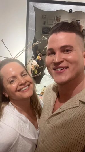Mena Suvari Instagram - A beautiful reunion with some of my favorite peeps and getting to be completely pampered in the process! A rarity being able to get out and take time for me, which is always so rewarding 🥰
I’m so grateful to you all at @eminenceorganics and how you help me feel and look my best on the daily. 
So so much love and gratitude to you all! 
Here’s a little sneak peak of the love shared ✨🙌🏼🩵🫶🏻
#eminenceorganicskincare