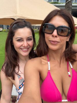 Minissha Lamba Instagram - Only 5 people in the world I’d go thru a 17 hour flight delay to be with @aasthasharma .. the best trip planner @karanbirlamba who did all the practical work of putting a holiday together for a big group, which is challenging since all of us want to do something different… To all my old friends and new, who came with easy-going, go-with-the-flow energy.. a trip so fine… i may just go back soon… here’s to making this a yearly, end of year birthday celebration of @aasthasharma… and welcoming with hope a new year 

@aasthasharma @karanbirlamba @ashidua @_arpitsharma14 @iwona_maslak_ @preyenga_g @richakal @punitakumar07 @divya_sawhney @arjunsaw2021 

#birthday #beach #friends #family #love