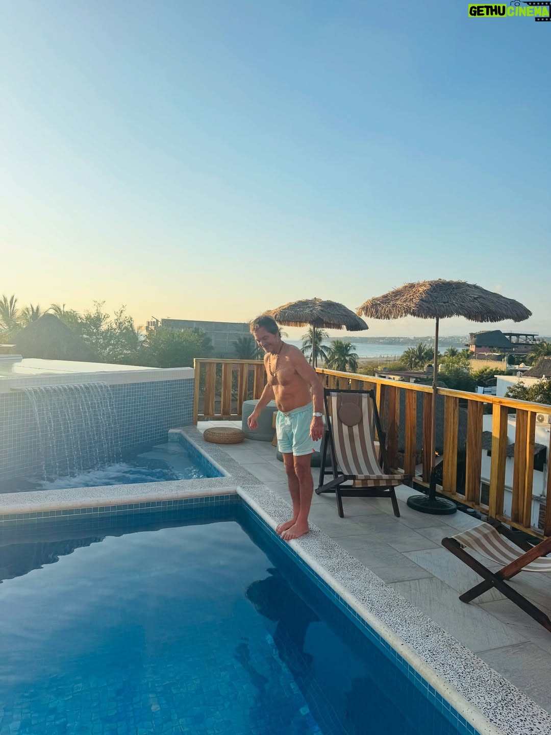 Miri Pérez-Cabrero - 8.5K Likes - Hemos llegado a Puerto Escondido!!!! Tras perder un vuelo y tener que recorrer varios aeropuertos mexicanos al final llegamos 😏💘 la flor que me compré en el mercadillo de artesanía no me la saco, no paramos de comer tacos y hemos encontrado el hotel más mono del mundo @mantrahotelboutique !!!! Adiós chaqueta hola bikini yuhuuu 😂👙💘🌺💖🌸🪷 el último vídeo.. simplemente olvidé de ponerlo en el post anterior y lo he añadido a este. Feliz domingo!!!!!!! #diary