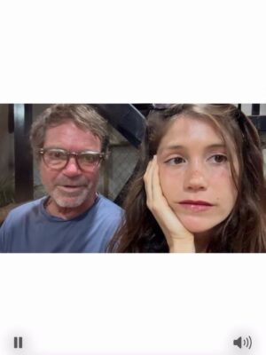 Miri Pérez-Cabrero Instagram - Hemos llegado a Puerto Escondido!!!! Tras perder un vuelo y tener que recorrer varios aeropuertos mexicanos al final llegamos 😏💘 la flor que me compré en el mercadillo de artesanía no me la saco, no paramos de comer tacos y hemos encontrado el hotel más mono del mundo @mantrahotelboutique !!!! Adiós chaqueta hola bikini yuhuuu 😂👙💘🌺💖🌸🪷 el último vídeo.. simplemente olvidé de ponerlo en el post anterior y lo he añadido a este. Feliz domingo!!!!!!! #diary