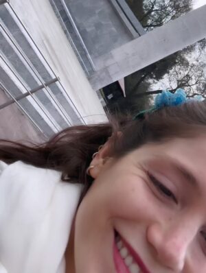 Miri Pérez-Cabrero Instagram - Hemos llegado a Puerto Escondido!!!! Tras perder un vuelo y tener que recorrer varios aeropuertos mexicanos al final llegamos 😏💘 la flor que me compré en el mercadillo de artesanía no me la saco, no paramos de comer tacos y hemos encontrado el hotel más mono del mundo @mantrahotelboutique !!!! Adiós chaqueta hola bikini yuhuuu 😂👙💘🌺💖🌸🪷 el último vídeo.. simplemente olvidé de ponerlo en el post anterior y lo he añadido a este. Feliz domingo!!!!!!! #diary