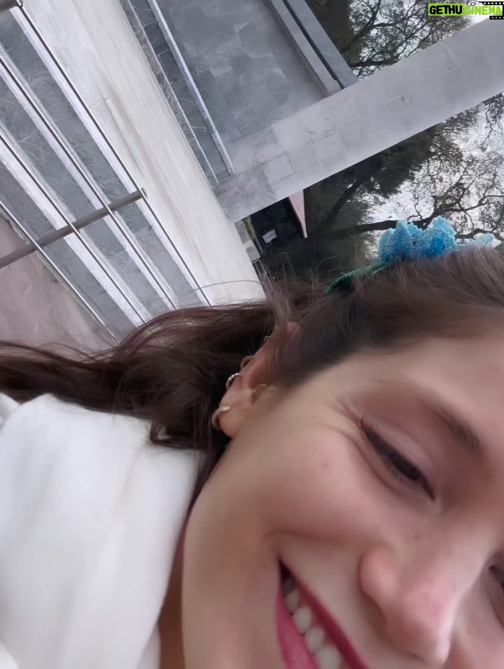 Miri Pérez-Cabrero - 8.5K Likes - Hemos llegado a Puerto Escondido!!!! Tras perder un vuelo y tener que recorrer varios aeropuertos mexicanos al final llegamos 😏💘 la flor que me compré en el mercadillo de artesanía no me la saco, no paramos de comer tacos y hemos encontrado el hotel más mono del mundo @mantrahotelboutique !!!! Adiós chaqueta hola bikini yuhuuu 😂👙💘🌺💖🌸🪷 el último vídeo.. simplemente olvidé de ponerlo en el post anterior y lo he añadido a este. Feliz domingo!!!!!!! #diary