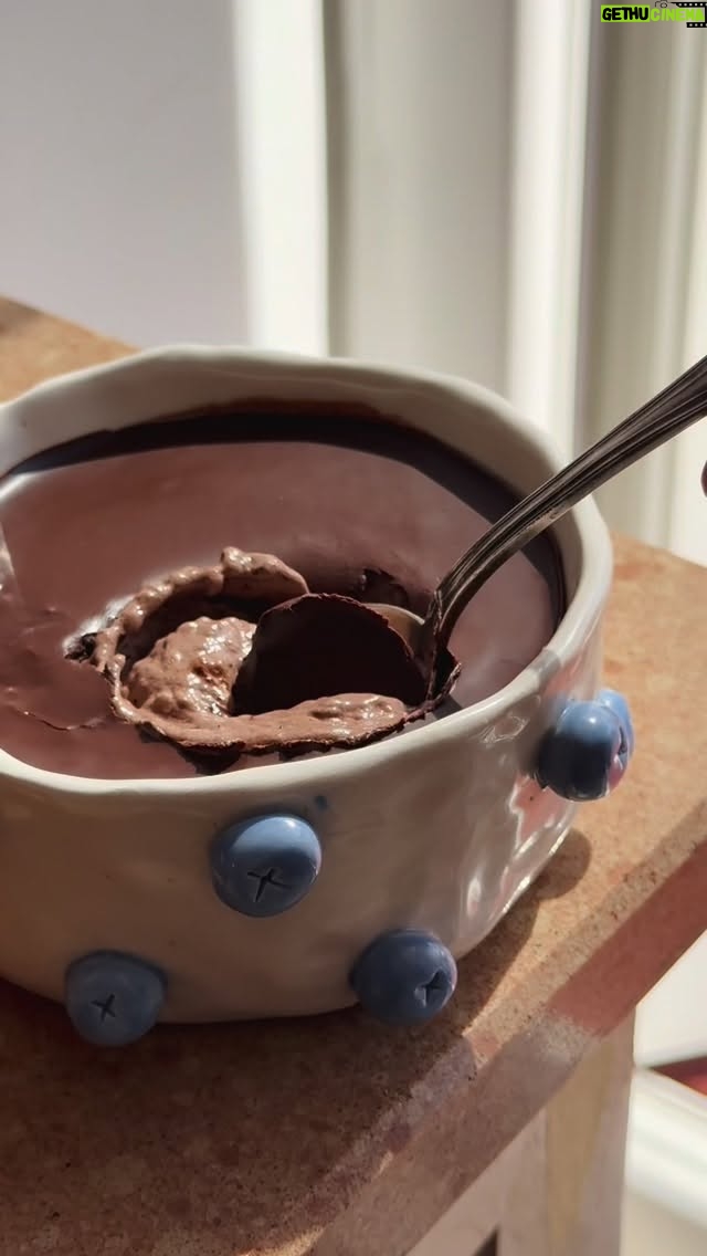 Miri Pérez-Cabrero - 6.7K Likes - Choco Mousse de Chia!!!! La haces en un momento y es perfecta para merendar te la puedes hacer
casi cada día y así sacias tus antojitos dulces

INGREDIENTES:
⚡️2 cdas harina almendra
⚡️1 cda crema cacahuete
⚡️1 yogur griego
⚡️1 cda cacao
⚡️1 cda semillas chía
⚡️1 chorrito de leche
⚡️2 onzas chocolate negro derretido

1️⃣tritura la almendra con la crema de cacahuete y aplastas esa mezcla en un bol (será la base)
2️⃣ haces el relleno mezclando el yogur  chía   cacao  
leche. Eso lo viertes sobre la base
3️⃣ derrites un poco de chocolate y lo pones por encima. Te lo llevas a la nevera media horita y voilà!!!!! Feliz noche!!!! 
#mirisrecipes #recetas #receta #recetasfaciles
#recetassanas #healthy #saludable #recetasfit #mousse
#chia #chocolate #healthyrecipes