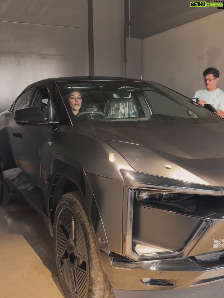 Mirnalini Ravi - 458.9K Likes - Got my 🦇Man
#Batmobile 
#LimitedEdition

#grateful🧿