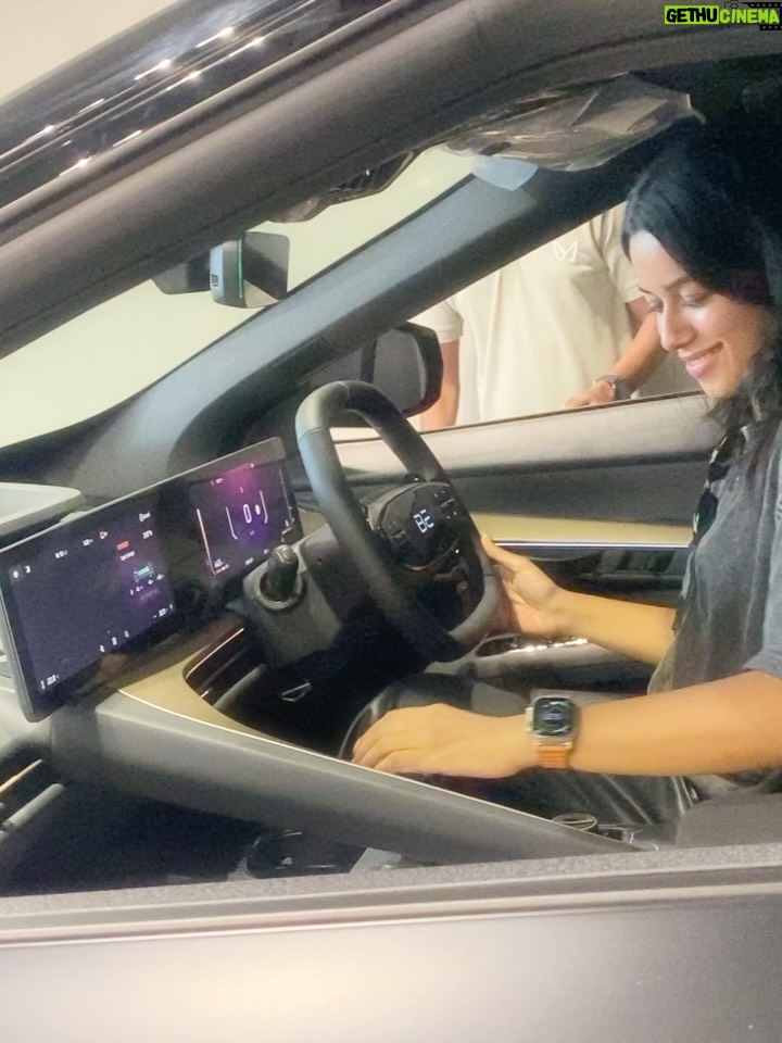 Mirnalini Ravi - 458.9K Likes - Got my 🦇Man
#Batmobile 
#LimitedEdition

#grateful🧿