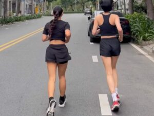 Miu Le Instagram - 👩🏻‍❤️‍💋‍👩🏻 là lá là la💕 @kimmie_fit