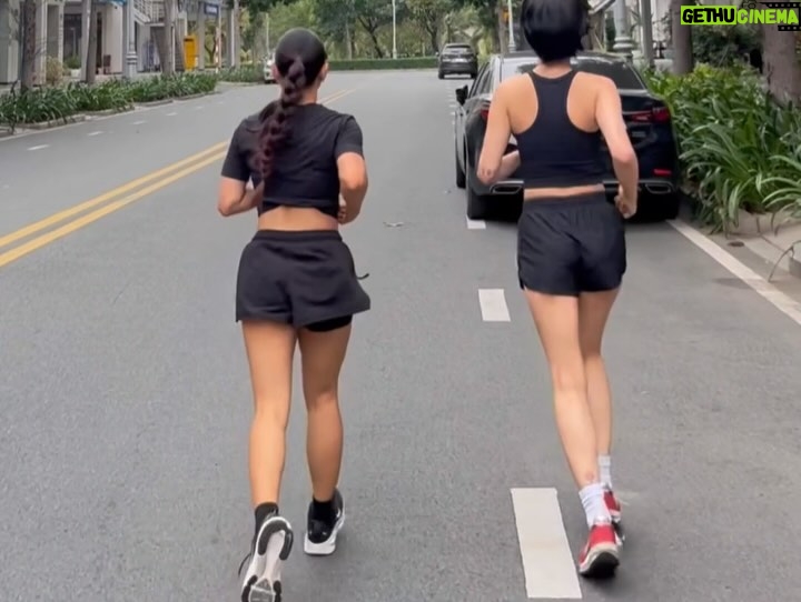 Miu Le - 15.8K Likes - 👩🏻‍❤️‍💋‍👩🏻 là lá là la💕 @kimmie_fit