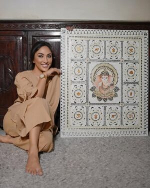 Mouli Ganguly Instagram - This Diwali, I gifted myself something from the heart ❤️
I’m not an expert.. but just someone who loves playing with colors and creating with joy
Inspired by the beautiful Kutch Lippan art, I tried making my very first version of it 🫠😬
It’s simple, handmade, and full of love. 
A small reminder to keep creating and celebrating every little spark 💫🌼
Happy Dhanteras!

[ Art , Artist , Lippan Art , Dhanteras , Festive ]