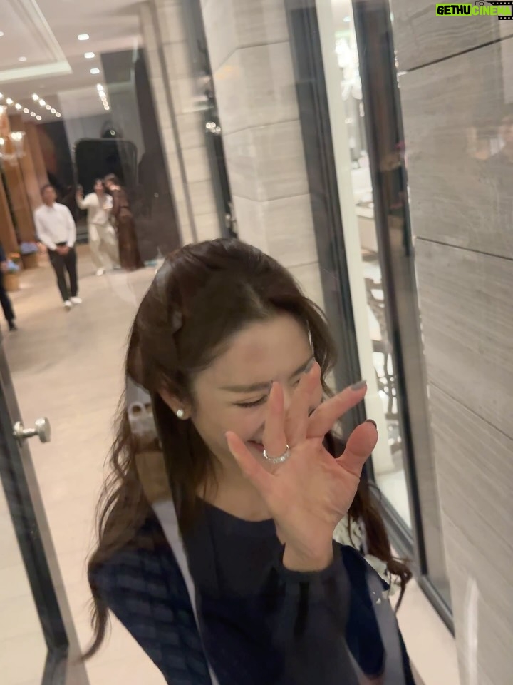 Myria Benedetti - 31.7K Likes - หัวอกหัวโนเดียวกัน🤭ปีที่แล้วบ้านพี่แป้ง @panglamsam ที่หัวหินอันตัวข้าใส่ sleeper shoe ลื่นล้มคำนับกับขอบเก้าอี้ ปีนี้หวยออกน้องสาวของพี่ @aff_taksaorn เอ็นดูน้องจำลองเหตุการณ์เบาๆสวยๆ 🫣 (ถ้าแตกแอนตาซินมอบให้3หมื่นบาท!!) แต่เรารอดจ่ะ😋🎊 น้องนน @nonkul พี่ทำตามที่บอกแล้วนะ ฝากดูแลน้องสาวพี่ด้วยน้าาา✨🤗
