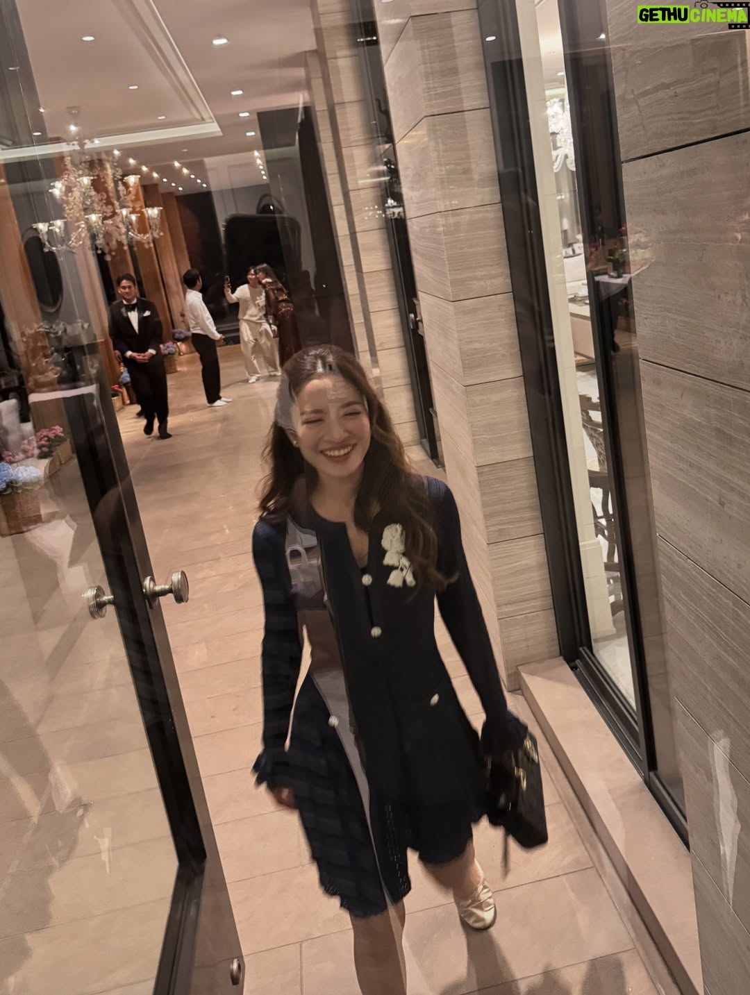 Myria Benedetti - 31.7K Likes - หัวอกหัวโนเดียวกัน🤭ปีที่แล้วบ้านพี่แป้ง @panglamsam ที่หัวหินอันตัวข้าใส่ sleeper shoe ลื่นล้มคำนับกับขอบเก้าอี้ ปีนี้หวยออกน้องสาวของพี่ @aff_taksaorn เอ็นดูน้องจำลองเหตุการณ์เบาๆสวยๆ 🫣 (ถ้าแตกแอนตาซินมอบให้3หมื่นบาท!!) แต่เรารอดจ่ะ😋🎊 น้องนน @nonkul พี่ทำตามที่บอกแล้วนะ ฝากดูแลน้องสาวพี่ด้วยน้าาา✨🤗