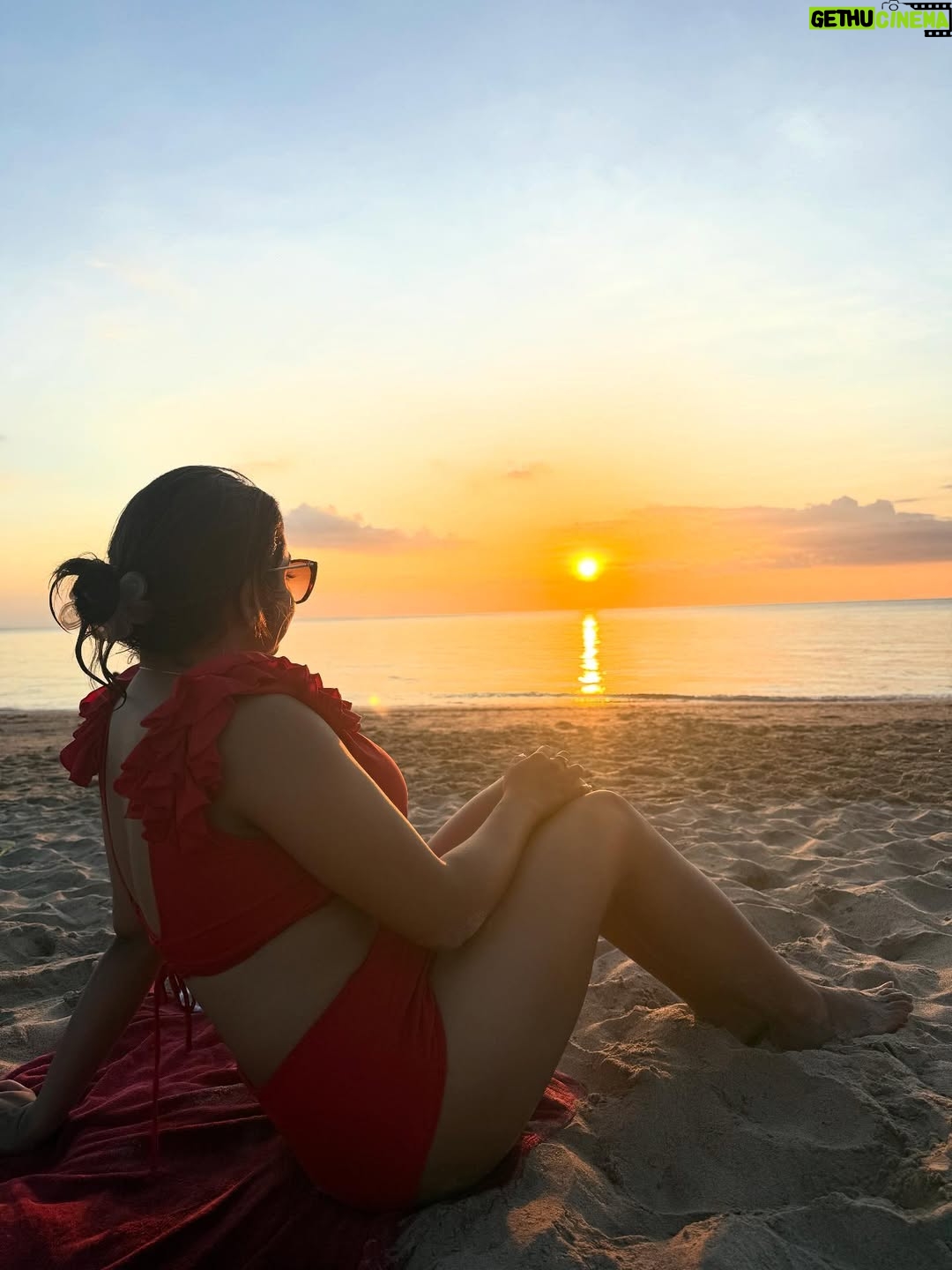 Nabanita Das - 9.2K Likes - Lost in the sunset….🧡🌄

#sunset #kohlanta