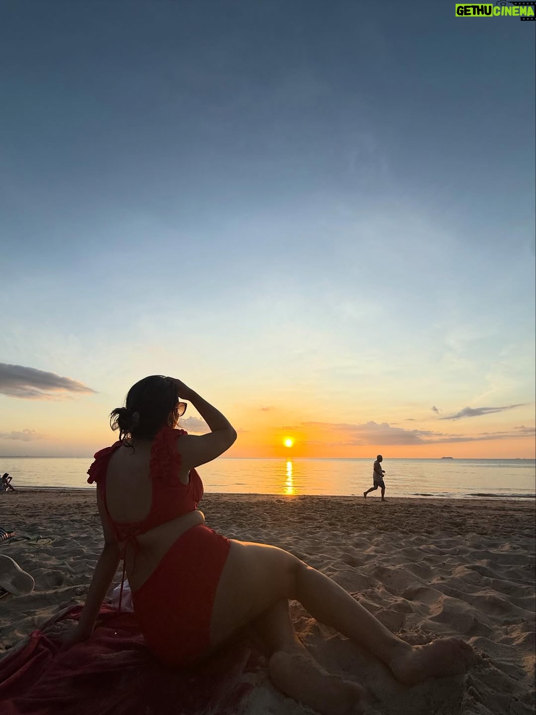 Nabanita Das - 9.2K Likes - Lost in the sunset….🧡🌄

#sunset #kohlanta