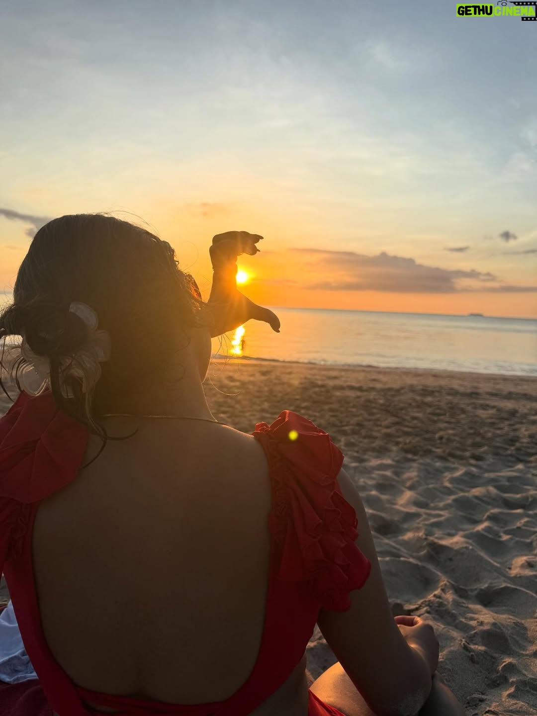 Nabanita Das - 9.2K Likes - Lost in the sunset….🧡🌄

#sunset #kohlanta