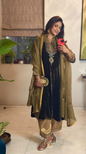 Nadhiya Instagram - Wedding season 🤎✨

#wedding #celebration #throwback
