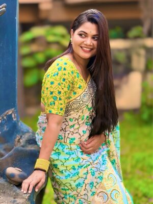 Namrata Sambherao Instagram - जरा जरा हे मन खुळावते 🌼💚
Saree by: @our_chhabi 

Pc: @bhakteedesai 🤩
@aanandijoshi 💖 you are blessed love you for this song 😘

#instagram #photo #actress #love #saree