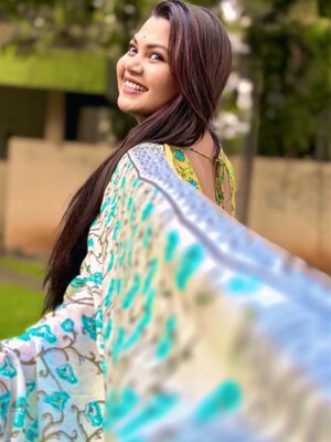Namrata Sambherao Instagram - जरा जरा हे मन खुळावते 🌼💚
Saree by: @our_chhabi 

Pc: @bhakteedesai 🤩
@aanandijoshi 💖 you are blessed love you for this song 😘

#instagram #photo #actress #love #saree