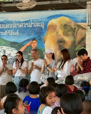 Namthip Jongrachatawiboon Instagram - ชวนเพื่อนๆมาเลี้ยงอาหารกลางวันน้องๆ กับให้เครื่องเขียน สมุดศิลปะ และสี ศิลปะและความคิดสร้างสรรค์ จะทำให้เด็กๆมีจินตนาการที่ดี  และโตขึ้น เป็นผู้ใหญ่ที่ดี  สุขสันต์วันเด็กค่ะ