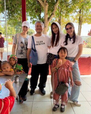 Namthip Jongrachatawiboon Instagram - ชวนเพื่อนๆมาเลี้ยงอาหารกลางวันน้องๆ กับให้เครื่องเขียน สมุดศิลปะ และสี ศิลปะและความคิดสร้างสรรค์ จะทำให้เด็กๆมีจินตนาการที่ดี  และโตขึ้น เป็นผู้ใหญ่ที่ดี  สุขสันต์วันเด็กค่ะ