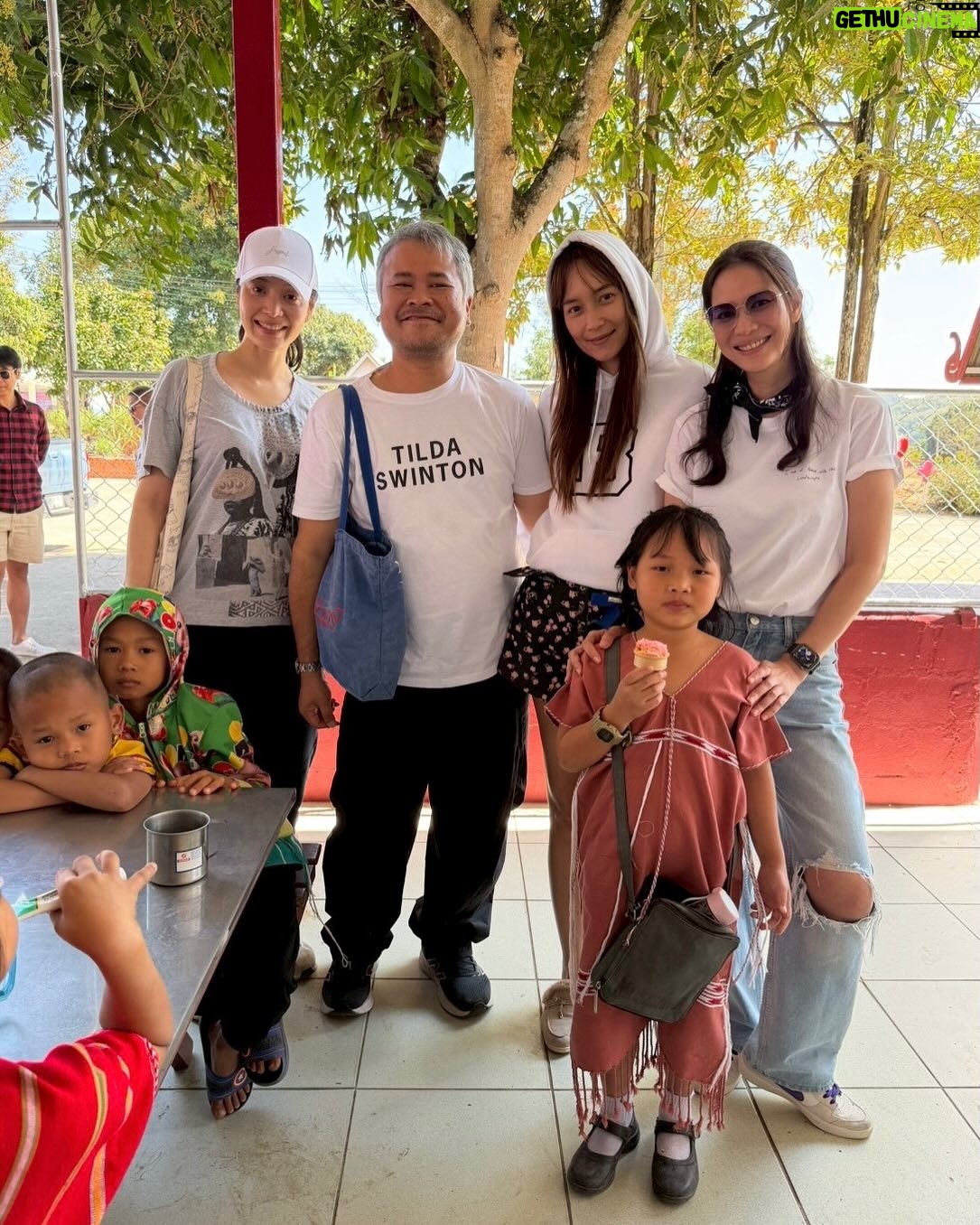 Namthip Jongrachatawiboon - 1.4K Likes - ชวนเพื่อนๆมาเลี้ยงอาหารกลางวันน้องๆ กับให้เครื่องเขียน สมุดศิลปะ และสี ศิลปะและความคิดสร้างสรรค์ จะทำให้เด็กๆมีจินตนาการที่ดี  และโตขึ้น เป็นผู้ใหญ่ที่ดี  สุขสันต์วันเด็กค่ะ