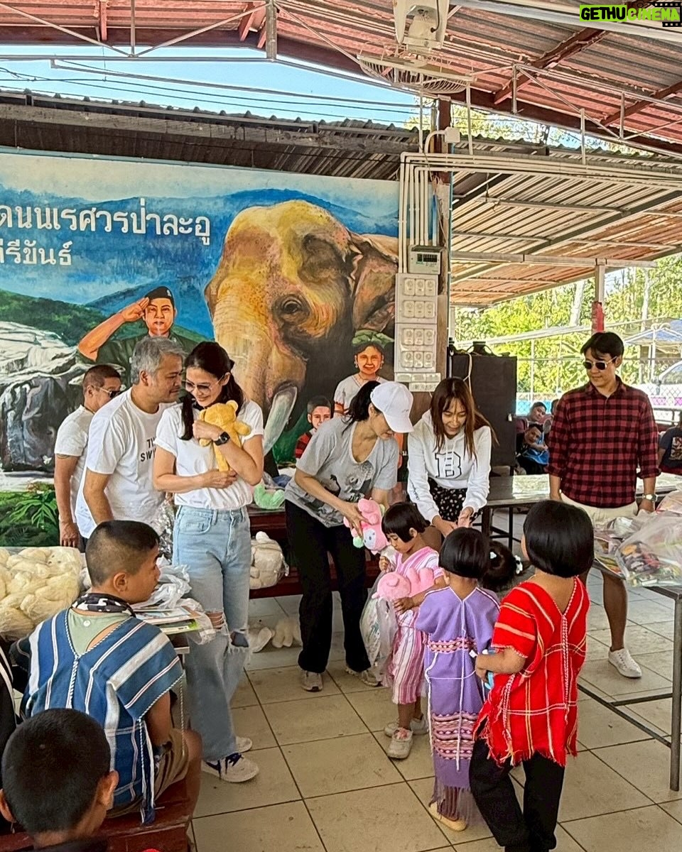 Namthip Jongrachatawiboon - 1.4K Likes - ชวนเพื่อนๆมาเลี้ยงอาหารกลางวันน้องๆ กับให้เครื่องเขียน สมุดศิลปะ และสี ศิลปะและความคิดสร้างสรรค์ จะทำให้เด็กๆมีจินตนาการที่ดี  และโตขึ้น เป็นผู้ใหญ่ที่ดี  สุขสันต์วันเด็กค่ะ