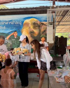 Namthip Jongrachatawiboon Instagram - ชวนเพื่อนๆมาเลี้ยงอาหารกลางวันน้องๆ กับให้เครื่องเขียน สมุดศิลปะ และสี ศิลปะและความคิดสร้างสรรค์ จะทำให้เด็กๆมีจินตนาการที่ดี  และโตขึ้น เป็นผู้ใหญ่ที่ดี  สุขสันต์วันเด็กค่ะ