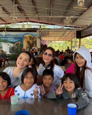 Namthip Jongrachatawiboon Instagram - ชวนเพื่อนๆมาเลี้ยงอาหารกลางวันน้องๆ กับให้เครื่องเขียน สมุดศิลปะ และสี ศิลปะและความคิดสร้างสรรค์ จะทำให้เด็กๆมีจินตนาการที่ดี  และโตขึ้น เป็นผู้ใหญ่ที่ดี  สุขสันต์วันเด็กค่ะ