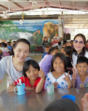 Namthip Jongrachatawiboon Instagram - ชวนเพื่อนๆมาเลี้ยงอาหารกลางวันน้องๆ กับให้เครื่องเขียน สมุดศิลปะ และสี ศิลปะและความคิดสร้างสรรค์ จะทำให้เด็กๆมีจินตนาการที่ดี  และโตขึ้น เป็นผู้ใหญ่ที่ดี  สุขสันต์วันเด็กค่ะ