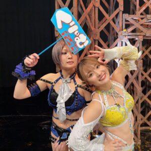 Natsumi Takagi Instagram - 年末最後もサオリと一緒でした💛💙
くりぃむしちゅーの有田さんと上田さんとは今年何度もお仕事をさせていただきました!
お仕事をご一緒にさせていただくたびにたくさんの学びがあって、なにもできない私に優しく色々教えて下さりました。
おかげでTVのお仕事もほんとに楽しくやらせていただきました!
くりぃむナンタラに出させていただいたおかげで、プロレスにも詳しくなれて、プロレスがより好きにもなりました!
あと学生の時にもできなかった勉強にも挑戦できました😂
また来年も出られたらいいなぁ💛
そして、1.4で引退される棚橋社長。
優しくて暖かくて、でも天然で面白い社長。
1.4無事引退を迎えられますように。
そして初めましての松井珠理奈さん。
テレビではみていたけどほんとにお綺麗で可愛くて、プロレスが大好きでいてくれる事がとても嬉しいです💛
そして5.31やしゃべくり007でもたくさんお世話になった、大好きな福田さんこと福ぽい👌
福田さんがいるってわかると嬉しくてテンションあがっちゃう!!!
たくさんお写真も撮っていただきました💛
素敵な出会いに、感謝です!!!!
#くりぃむナンタラ #なつぽい #natsupoi