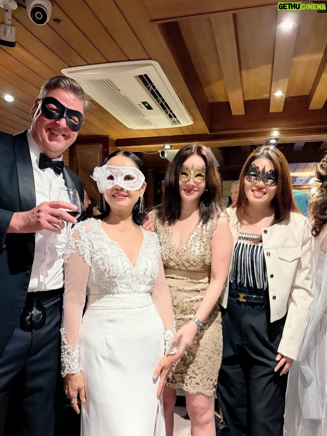 Nicole Theriault - 640 Likes - family and friends attended Frank’s big night’ turning sixty!!!
🌞🌹⭐️🪐💫