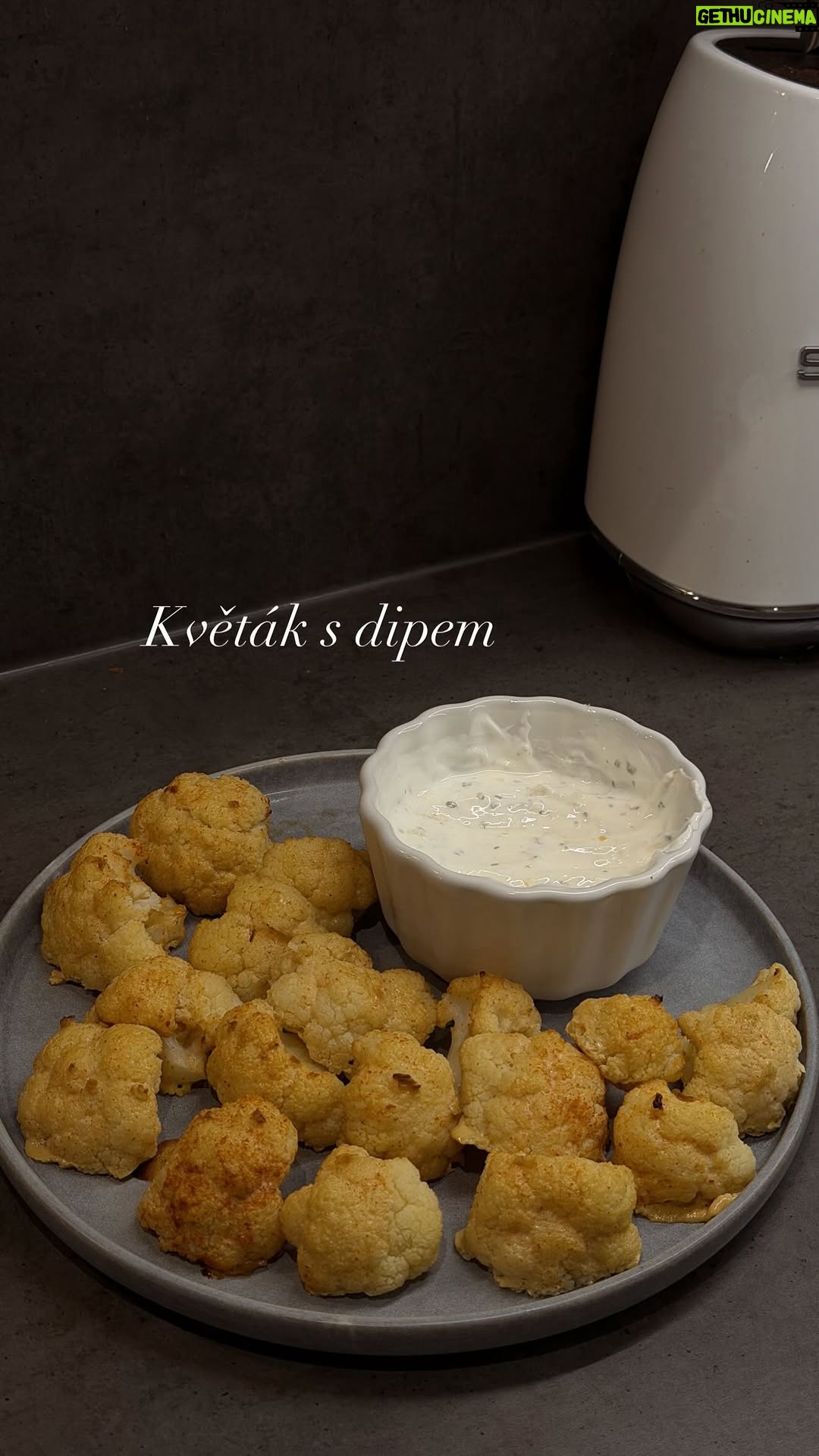 Nikol Švantnerová - 2.2K Likes - Tak dlouho to tady na mě vyskakovalo, že jsem to musela dnes taky zkusit👩🏽‍🍳🤍
Já hlavně květák miluju, takže tohle bylo něco pro mě!

Květák očistíme a povaříme 10 minut.
Na směs na obalení potřebujeme:
Jogurt
Vejce
Olivový olej
Sójovku 
Papriku
Česnek
-a doporučuji i klidně trochu mouky, ať se lépe obaluje.
Uvařený květák obalíme a dáme péct cca 20 minut na 190 stupňů.
Podáváme a oblíbeným dipem.